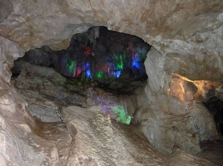 Sehenswürdigkeiten in Australien - Jenolan Caves - cave with colored lights