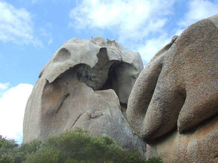 Sehenswürdigkeiten in Australien - Closeup of Skull Rocks, near the lighthouse.