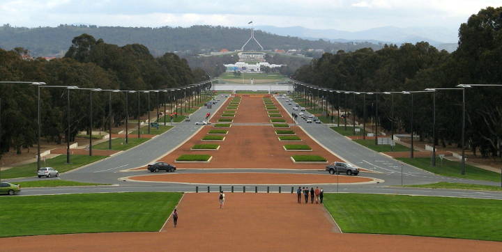 Sehenswürdigkeiten in Australien - Anzac Parade, looking from the Australian War Memorial toward Parliament House.