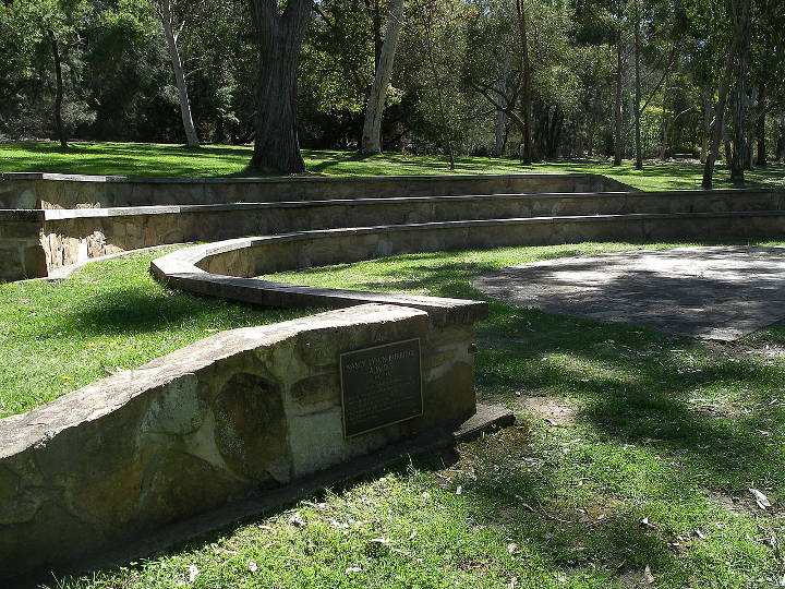 Sehenswürdigkeiten in Australien - Nancy T. Burbidge Memorial Amphitheatre in the Australian National Botanic Gardens, Canberra, Australia.