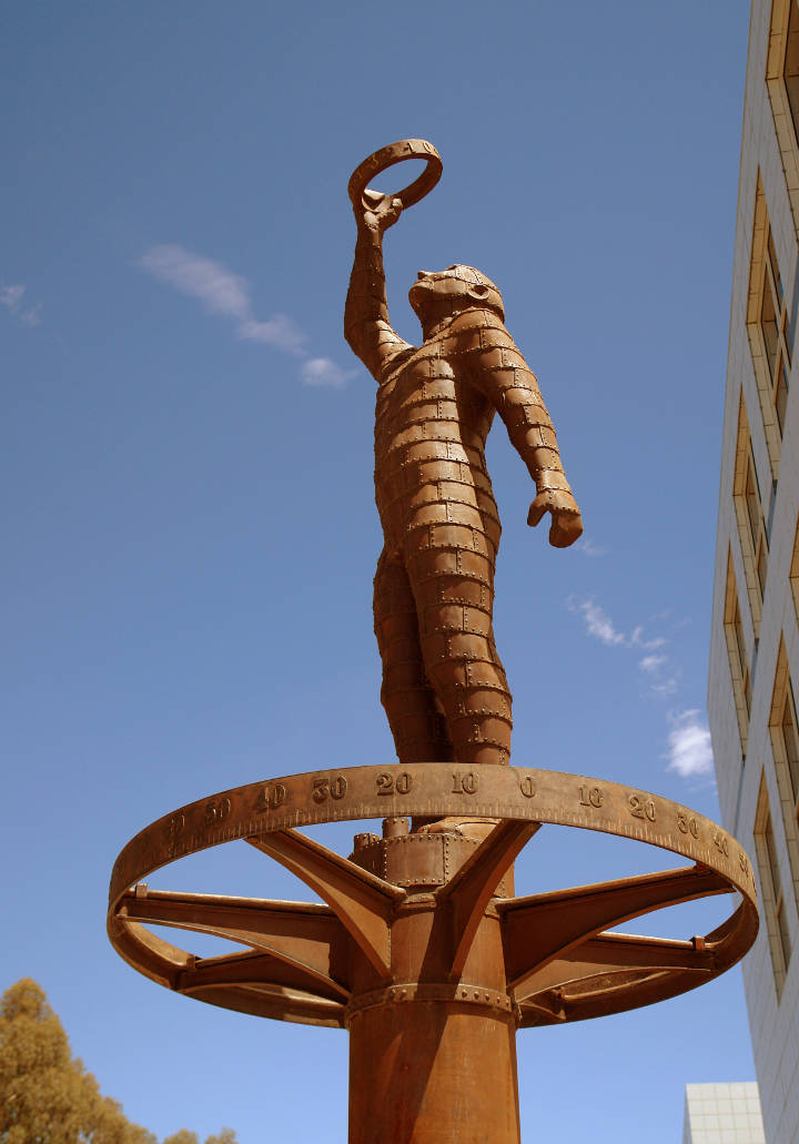 Sehenswürdigkeiten in Australien - The Astronomer, sculpture by Tim Wetherell (2003), at Questacon (National Science and Technology Centre) Canberra, Australia