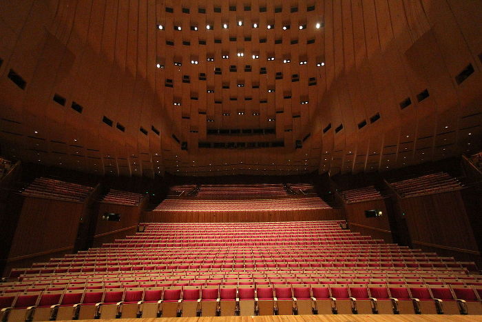 Sehenswürdigkeiten in Australien - The interior of the Concert Hall at the Sydney Opera House, shot from the stage.