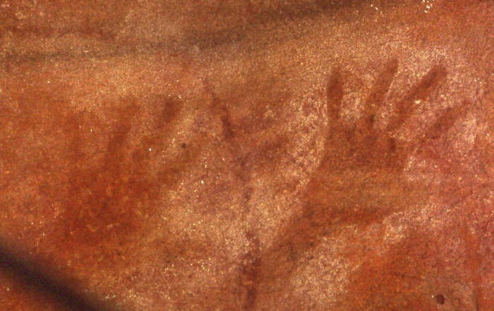 Sehenswürdigkeiten in Australien - Aboriginal hand stencils in Red Hands Cave, Blue Mountains NP, near Glenbrook, NSW, Australia