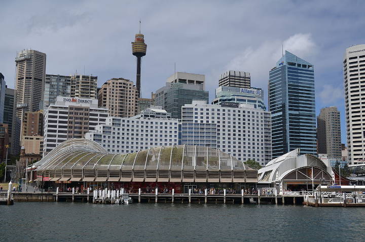 Sehenswürdigkeiten in Australien - The Wild Life Sydney building in Darling Harbour, Sydney. The Sydney CBD is in the background