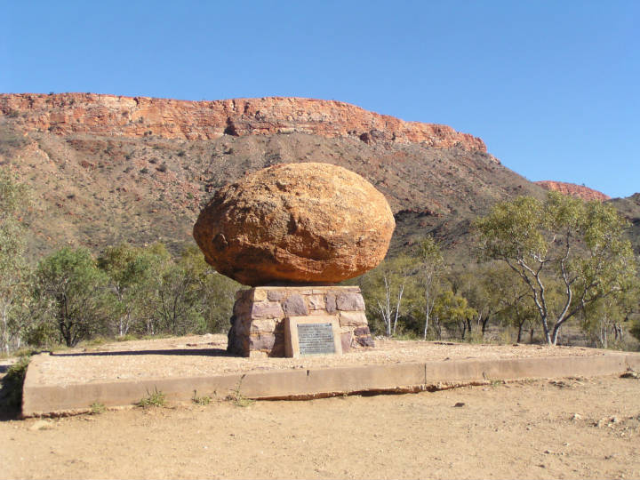 Sehenswürdigkeiten in Australien - Grave of Rev John Flynn west of Alice Springs.