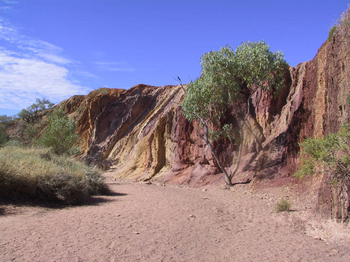Sehenswürdigkeiten in Australien - Aboriginal Ochre Pits on the Larapinta Trail, Northern Territory, Australia, 2004.