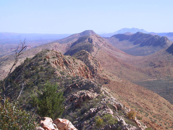 Sehenswürdigkeiten in Australien - Ausblick vom Larapinta Trail auf den West MacDonnell National Park.