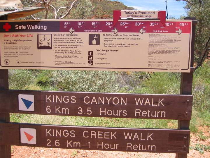 Sehenswürdigkeiten in Australien - Kings Canyon, directions signs, Australia