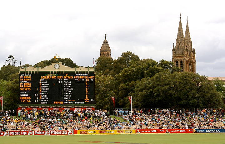 Sehenswürdigkeiten in Australien - The historic scoreboard at Adelaide Oval with Moreton Bay fig trees and St Peters Cathedral in the background. 