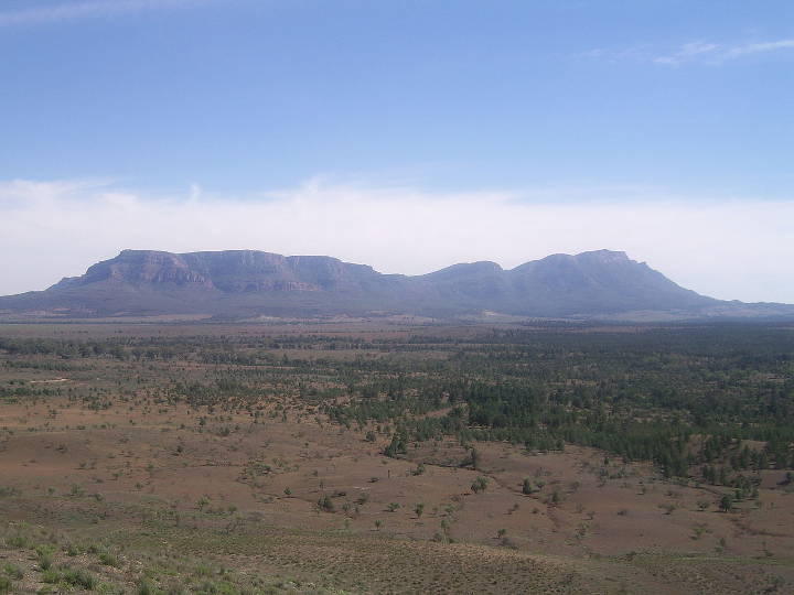 Sehenswürdigkeiten in Australien - Wilpena Pound in South Australia, west side, viewed from Elders Range.