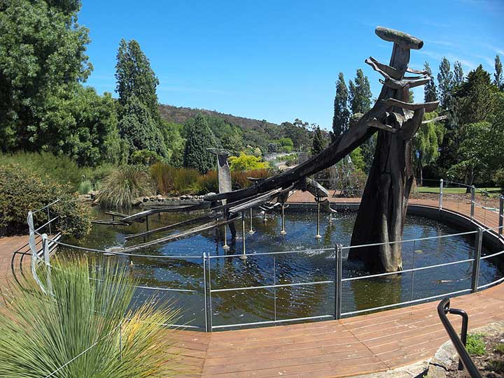 Sehenswürdigkeiten Australien - French Memorial Fountain, a 1972 sculpture by Stephen Walker in the Botanical Gardens in Hobart.