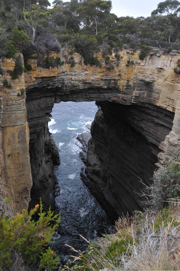 Sehenswürdigkeiten in Australien - Tasman Arch in Tasman National Park, Tasman Peninsula, Tasmania, Australia.