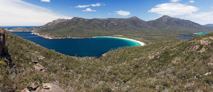 Sehenswürdigkeiten in Australien - Wineglass Bay from Lookout, Freycinet National Park, Tasmania, Australia