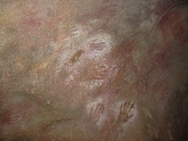 Sehenswürdigkeiten in Australien - Mulkas Cave in Western Australia - Aboriginal rock design (painted hand marks), Mulka's Cave (Western Australia).